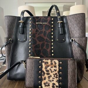 MICHAEL MICHAEL KORS
Voyager East West Leather Tote & Wallet